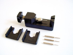 Pin remover with spindle