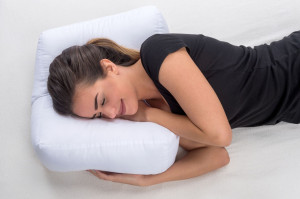 Side sleeper pillow with polyester cover for a quiet night - innovative, cozy, beneficial