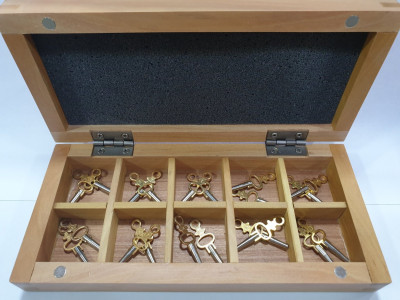 Taschenuhrschlüssel Set in Holz-Etui