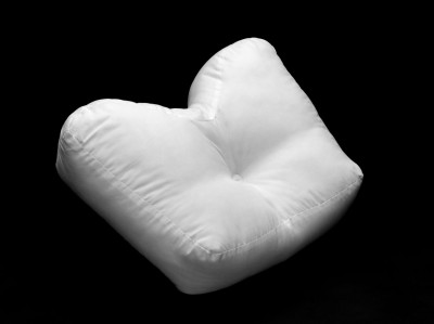 Side sleeper pillow with polyester cover for a quiet night - innovative, cozy, beneficial